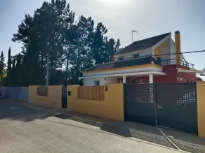 Fully equipped villa with a pool and large porch - Image 3