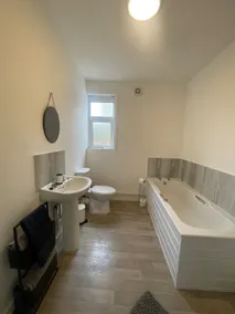 Lovely Ground Floor Flat with free parking - Image 5