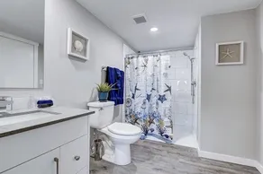 New reno, Queen bed, FreeGym,WIFI,Free U/G parking - Image 5