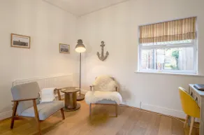 Large pretty holiday cottage by the sea sleeps 10 - Image 4