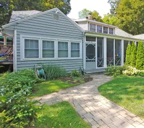 Cozy Lakeside Cottage.... with access to a private beach! - Image 2