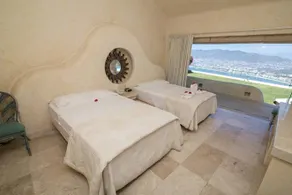 AMAZING Villa with ESPECTACULAR view to the bay - Image 4
