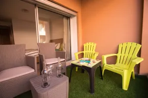 Charming Seaside Apartment with Pool & Direct Beach Access - Image 3