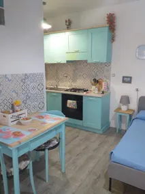 Apartment with sea garden - Image 4