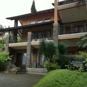 De Villa Istana Bunga by HouseinBandung - Image 2