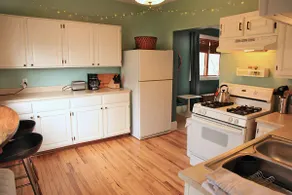 Nola’s Nest - North Coast Lakeview Vintage Home - Image 5