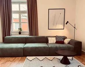 Spacious, super central, with garage! - Image 2