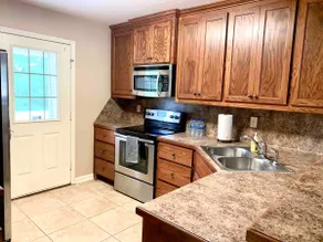 Unit D Stylish & Comfortable 2 bedroom/2 baths - Image 4