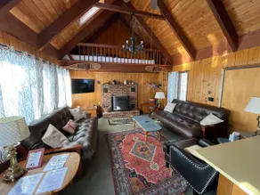 Classic Chalet w/Hot tub + king beds, Mtn 5 mins - Image 2