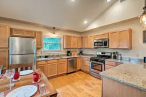 Luxury lakefront apartment and private pool! Pool open Memorial Day - Labor Day. - Image 4