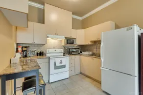 Modern 3 bdrm private suite near skytrain - Image 3
