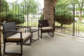 Newly Remodeled Spacious home, fenced yard for dog - Image 2