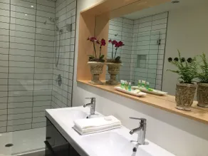 Grape & Wine - Two Bedroom Luxury Suite - Image 2
