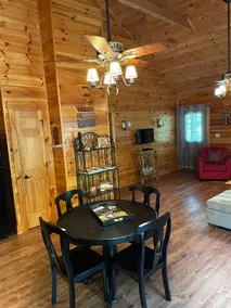 Cozy Cabin in the Woods on mountain in Hot Springs - Image 4