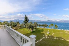 Villa Filoxenia - by the sea - up to 12 guests - Image 4