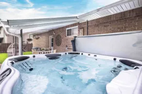 Stones Throw| Hot Tub |Luxury beds|Walk to river - Image 2