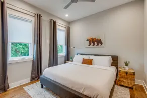 Luxury Suite 1 Mile To Broadway w/Private Parking - Image 4