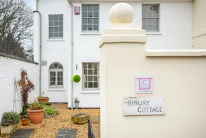Romantic Cosy Cottage with Parking & Courtyard - Image 2