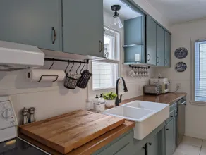 House 2 steps from the village of Baie-Saint-Paul - Image 2