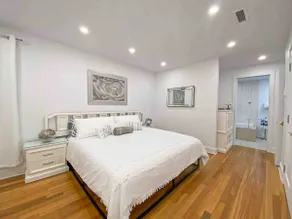Downtown calm and peaceful 4-BR - with Parking - Image 4