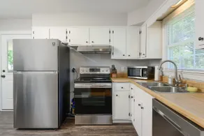 Yellow Door Cottage - 3BR, Pet & family friendly! - Image 4