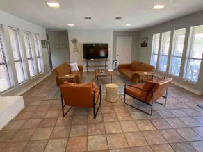 The Texan Pool House - Image 4