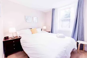 Cute & Cozy Apt heart of QUEEN WEST w parking - Image 2