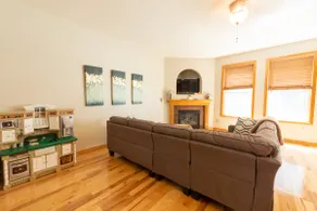 Comfortable, Light-Filled & Quiet Family House - Image 4