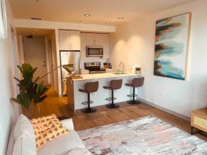 Lx 4 , King bed, UG Parking, Gym, AC, Rogers Arena - Image 2