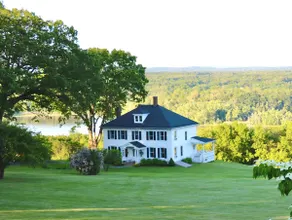 Hudson River estate guest cottage - Image 2