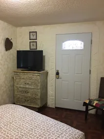 2Rm Private Entry Suite, Noshare, Near Airport - Image 4