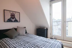 Sunny Penthouse with Private Balcony - Image 4