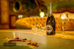 JMR Royal -Monalisa with private sauna - Image 5