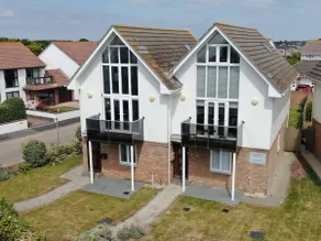 53Searoad, Sea Views,The Needles & The Isle of White, 3 bed, garden, beach, dogs - Image 4