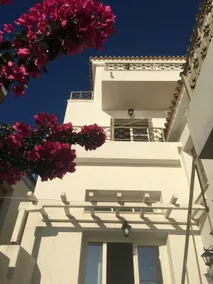 Townhouse with unique sunrise views. - Image 2