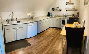 Spacious one-bedroom in quiet neighborhood - Image 5