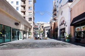 Times Square Luxury Apartment. Just bring your luggage. Newly renovated, spacious and comfortable three bedrooms, free swimming pool, free parking. - Image 3