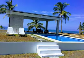 Beautiful oceanfront family home with pool - Image 2