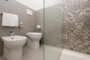Deluxe two-bedroom suite - Image 4