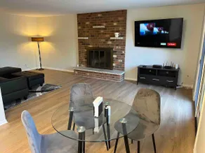 Schaumburg Pool House - Image 4