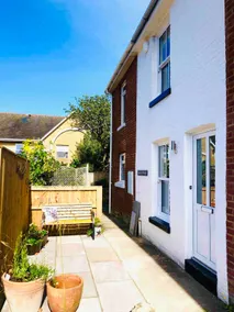 *Seagull Cottage* a hidden gem central Ventnor - Image 4