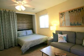 Rainbow Guesthouse🌈 Old Town Charm * Hot Tub/Sauna - Image 5