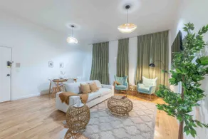 Sage Stay Near Train+We Pay 1/2 Parking, Sleeps 10 - Image 3