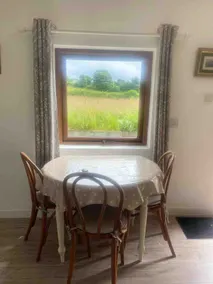 Small country cottage *SUPER KING BED* - Image 5