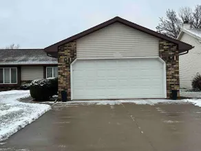 Comfortable Townhouse off I-41 with King Bed! - Image 2