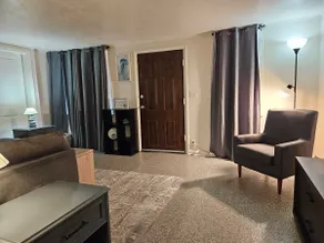 Whole 2br home with parking in quiet area - Image 4
