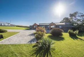 Sennen/Lands End:Hot tub, log burner, games room - Image 3