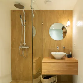 A cozy room, bathroom with its own entrance - Image 4