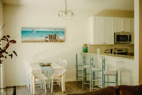 Light, airy 2/2 w/ pool, 5 min from beach! - Image 3