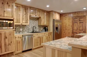 Breathtaking Remodel Gladstone Lake Townhome - Image 5